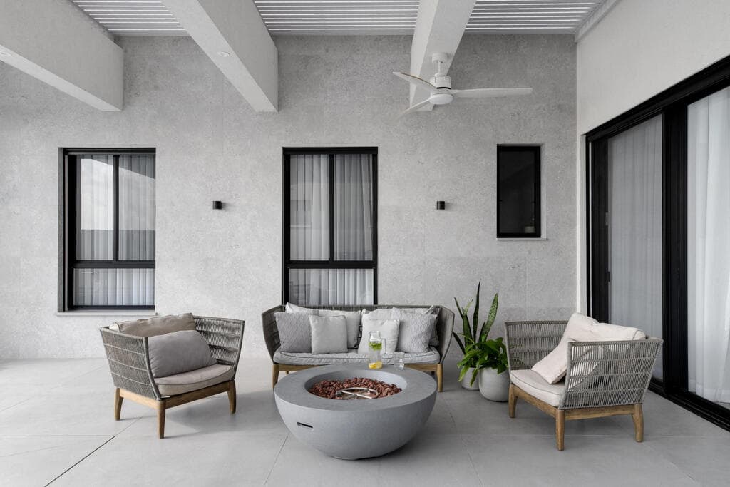 בור אש לקומזיצים (צילום: קרין רבנה) הבית השכן, של ההורים. עיצוב: ליאת שעיה