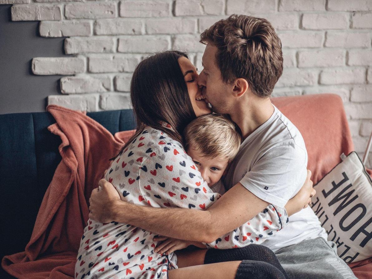  כמה לפתוח, ומה הגבול? "אנחנו עלולים לעבור ממסרים של חיבה למשהו שמעורר סקרנות או בלבול מיני אצל הילדים"