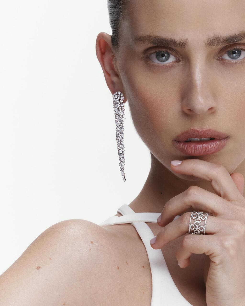 הדוגמנית הבינלאומית שון לוי לפדני (צילום: שי כהן ארבל) ויולטו של פדני. יוקרה בתכשיט