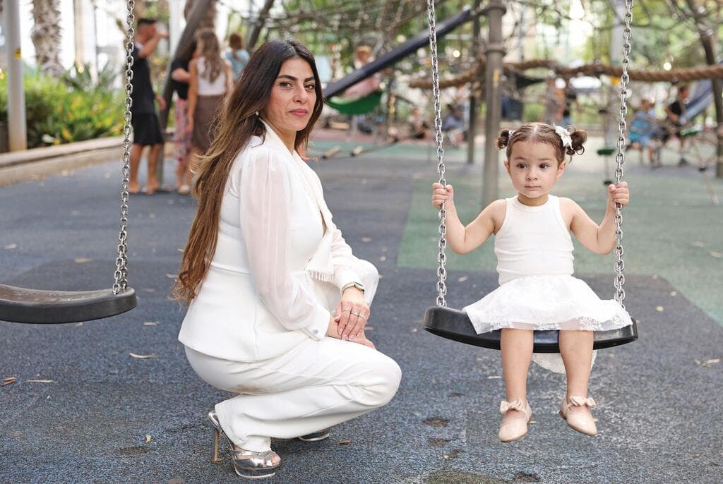 אנג'ליקה סדיקוב עם הבת ליה. "הילדים הגדולים התאהבו באחותם הקטנה" 