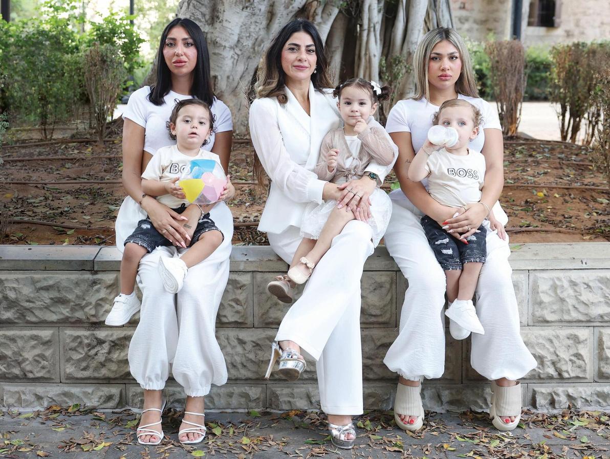 אנג'ליקה סדיקוב עם בתה הצעירה ליה (במרכז). מימין: מעיין, בתה של אנג'ליקה עם בנה אורי, הנכד של אנג'ליקה; משמאל: נטלי, בתה של אנג'ליקה, עם בנה ליאו - נכד של אנג'ליקה. "לפעמים זה נעים, לפעמים סוריאליסטי"