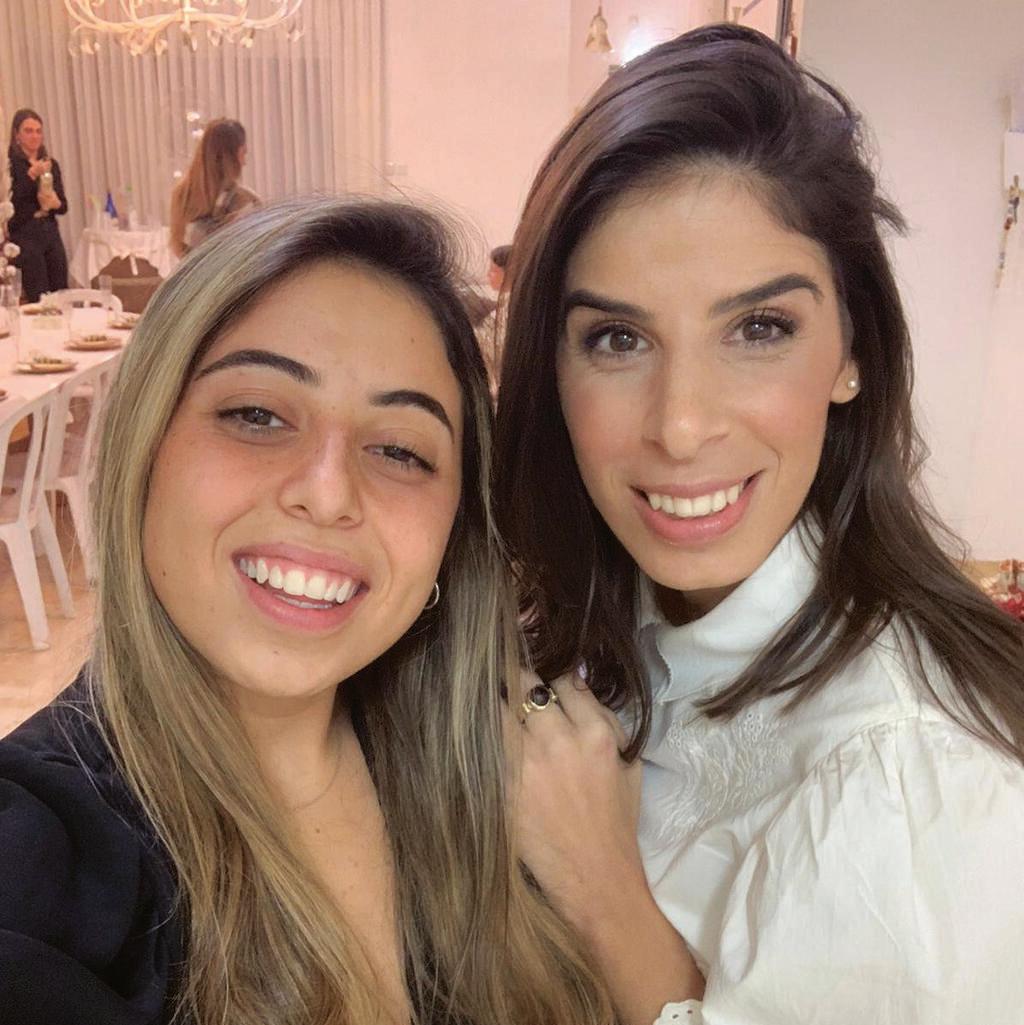 חן (מימין) עוד הספיקה לבשר לה על ההיריון