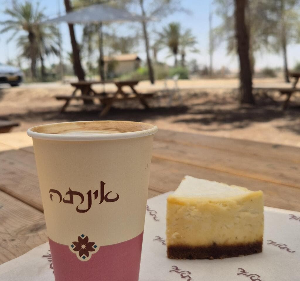 "אינתה", עגלת הקפה. עוגת הגבינה נהדרת