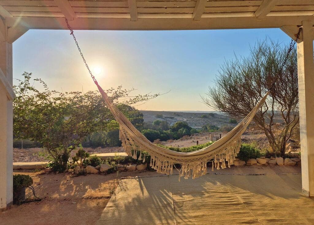 עזוז, צימר "המצפה". נוף המדבר מעבר לחלון 