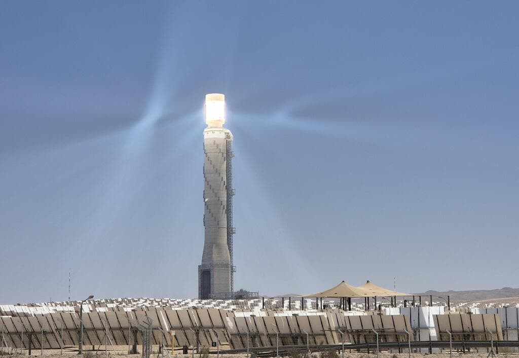 פרויקט אשלים. 50,600 מראות, עמוד ענקי אחד וחשמל מהשמש