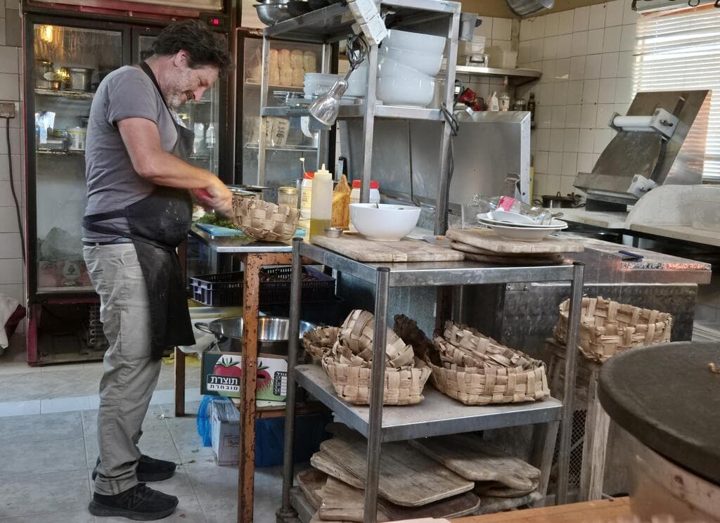 קפה עזוז. פיצות, שקשוקה ואווירה