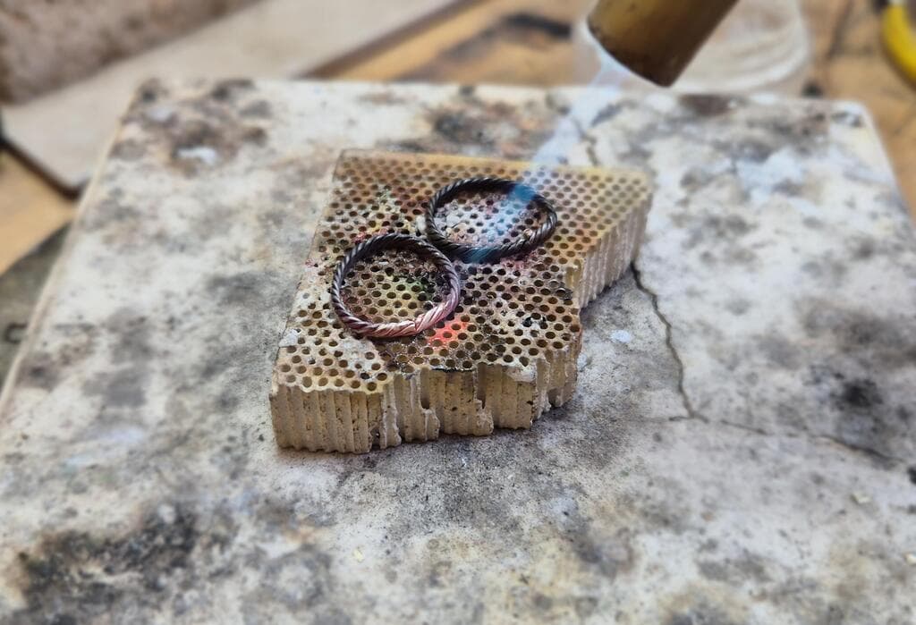 טבעת בעבודת יד. סדנת צורפות אצל אלה מילוא