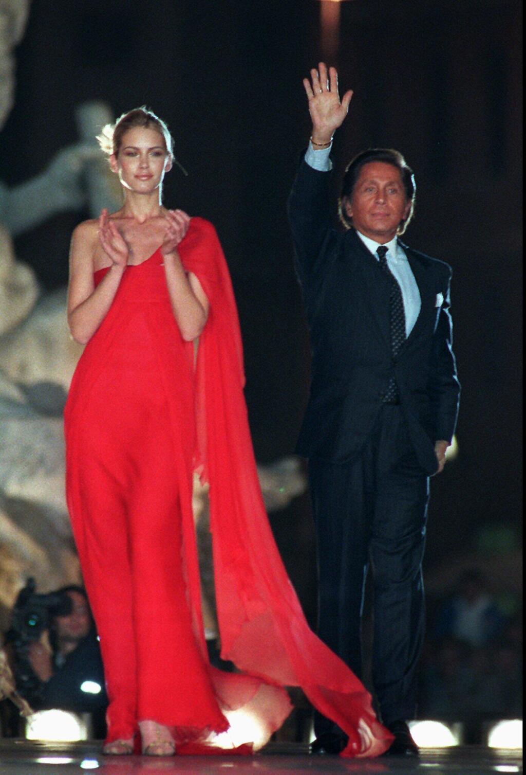 ולנטינו גרוואני בתצוגת סתיו-חורף 1996-97 בעיצובו