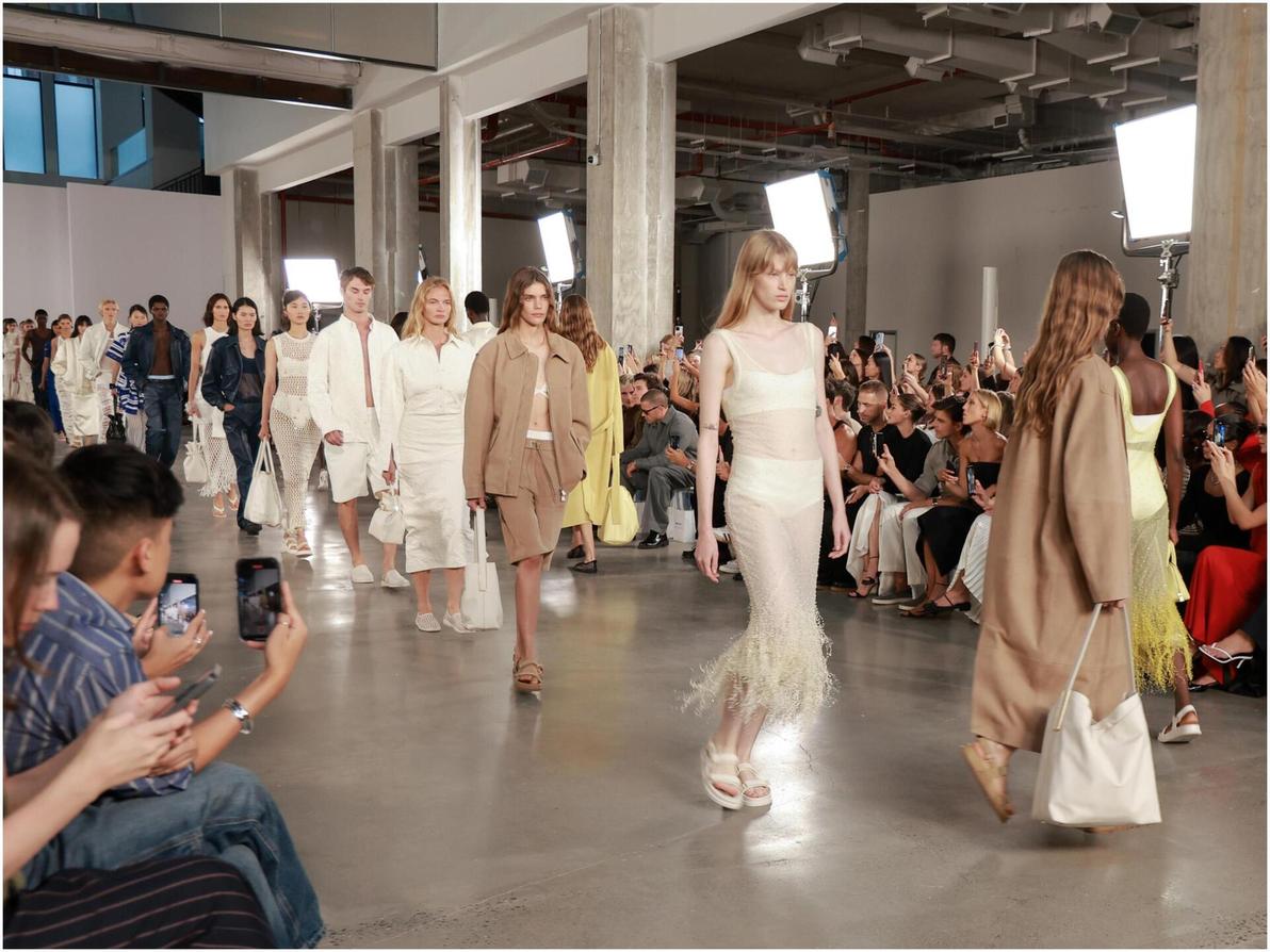 תצוגת אביב-קיץ 2026 של ג'ונתן שמחאי בשבוע האופנה בניו יורק