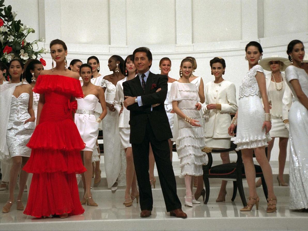 ולנטינו גרוואני בתצוגת אביב-קיץ 1990 בעיצובו