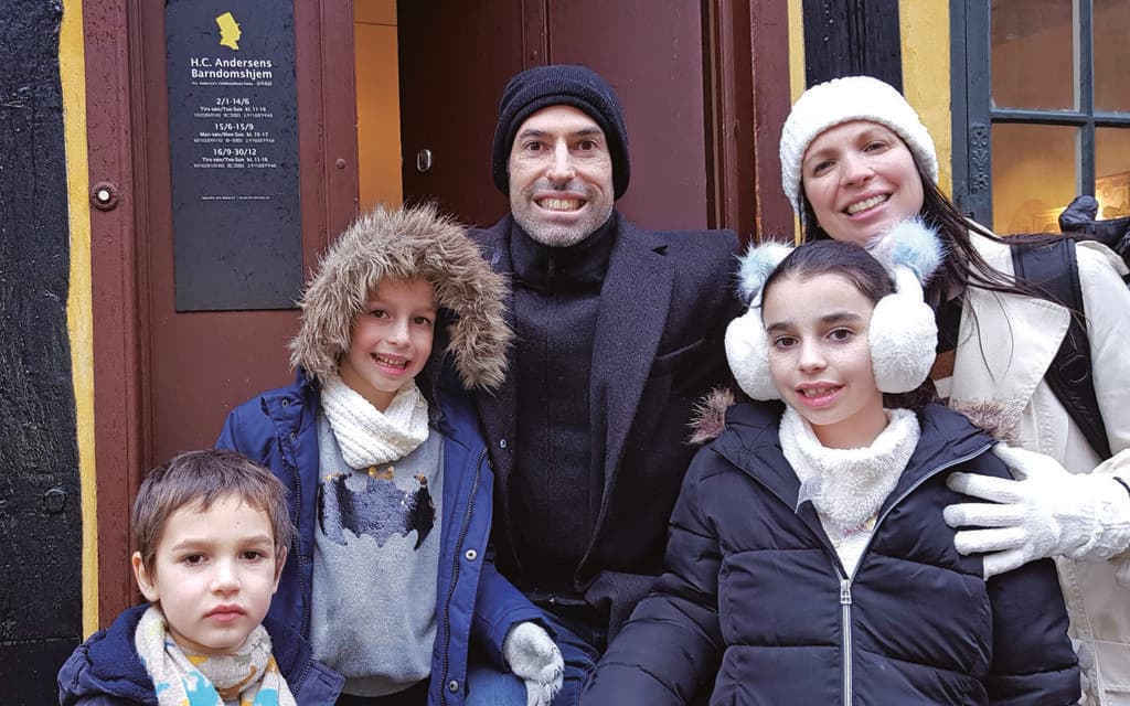 משפחת פלד ליד ביתו של  הנס כריסטיאן אנדרסן