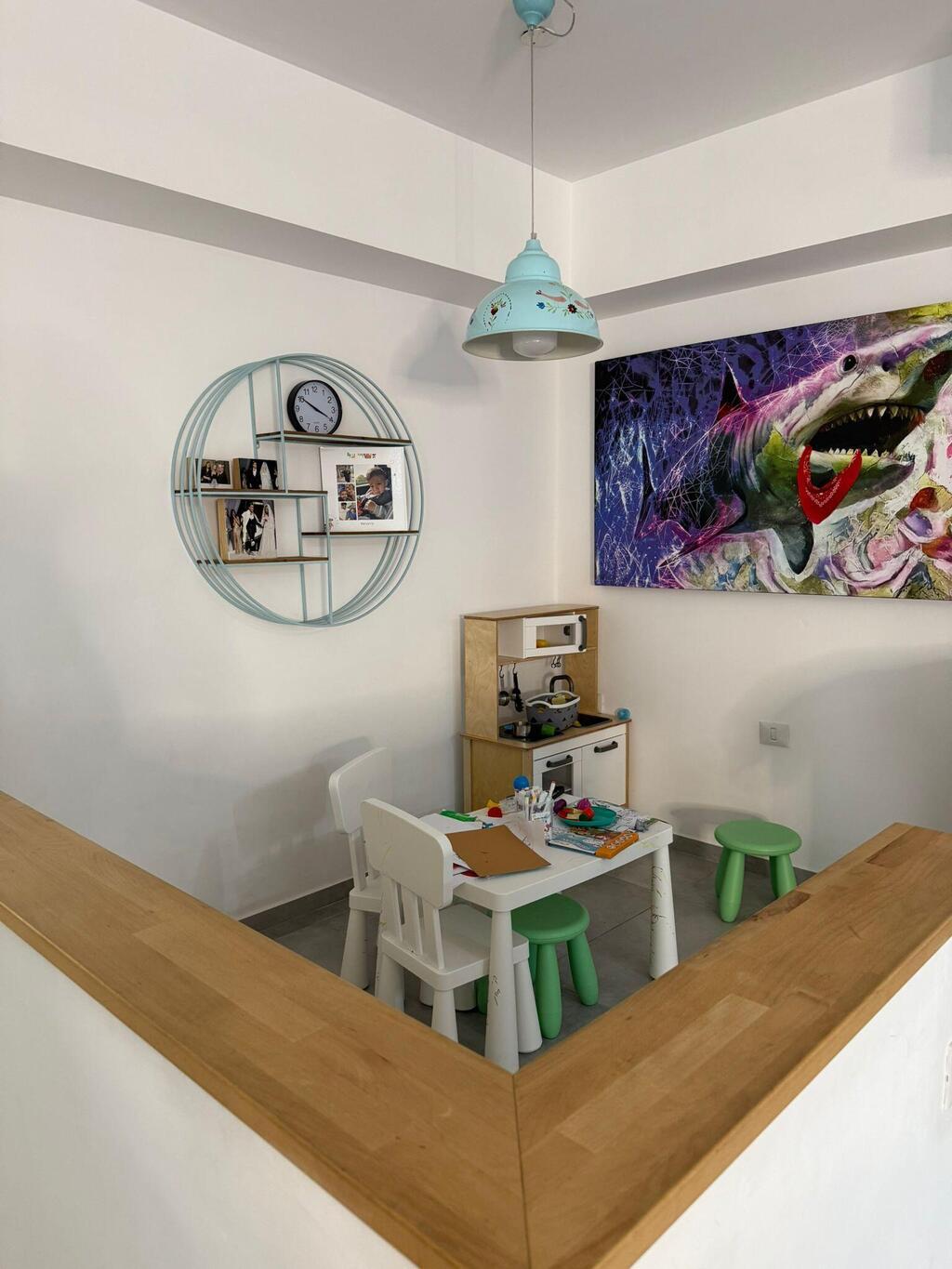 הסלון של קיי ותמונת הכרישה למזל (צילום: קווין רובין ודניאלה קריסטיה) הבית של קווין רובין ודניאלה קריסטיה