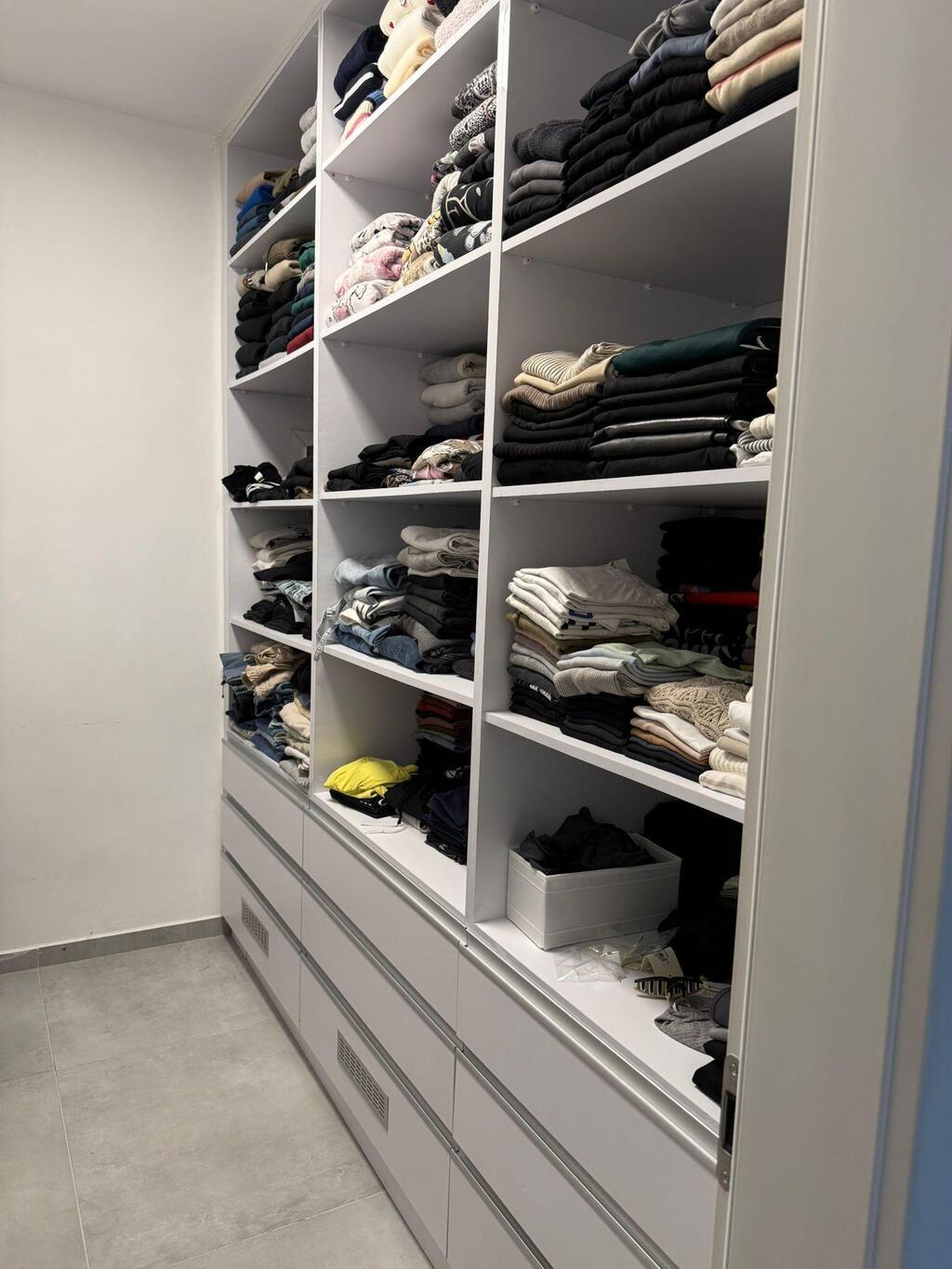 חדר הארונות. הצד לו והצד שלה (צילום: קווין רובין ודניאלה קריסטיה) הבית של קווין רובין ודניאלה קריסטיה