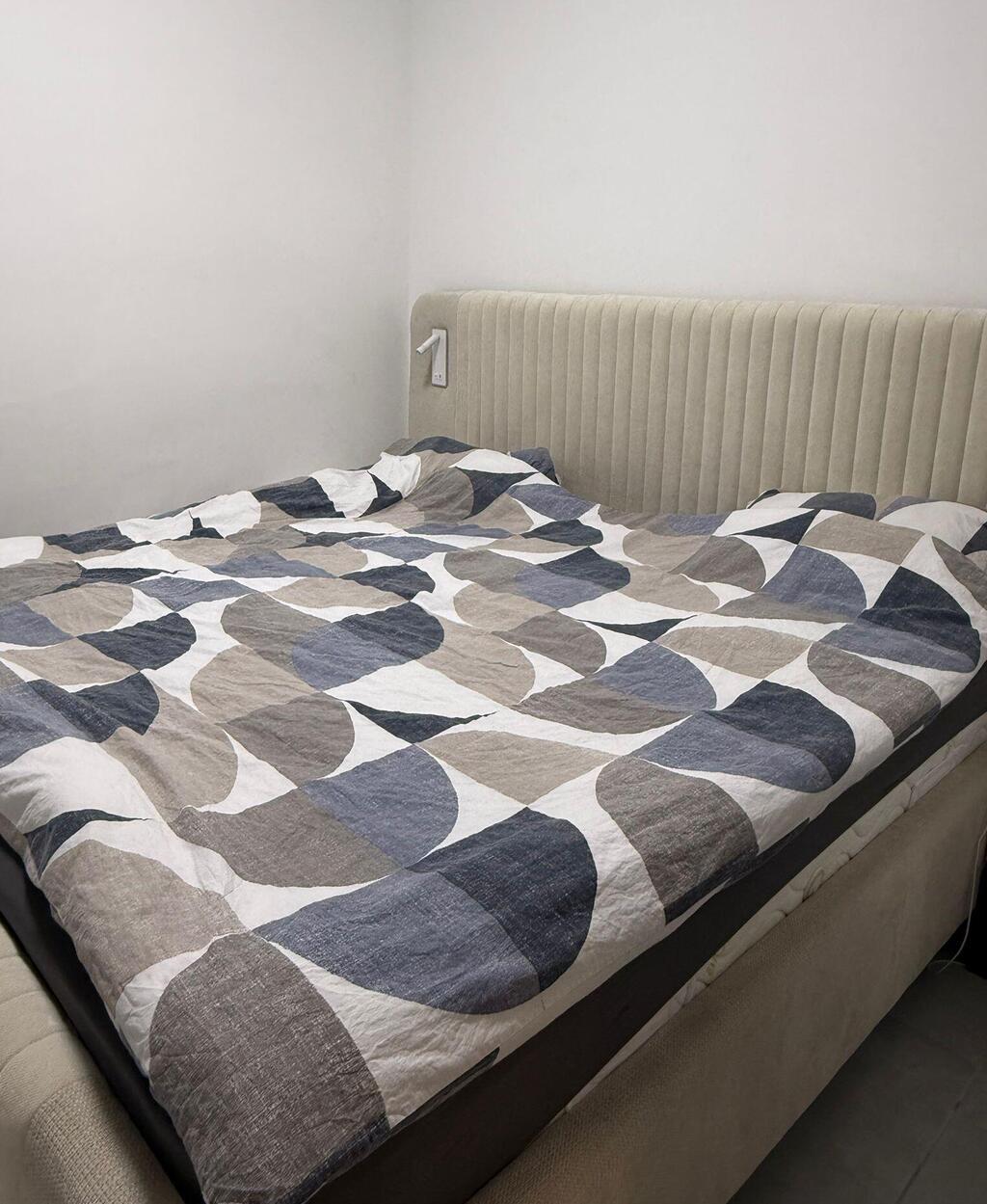 מיטה זוגית גדולה עם מנורות מובנות (צילום: קווין רובין ודניאלה קריסטיה) הבית של קווין רובין ודניאלה קריסטיה