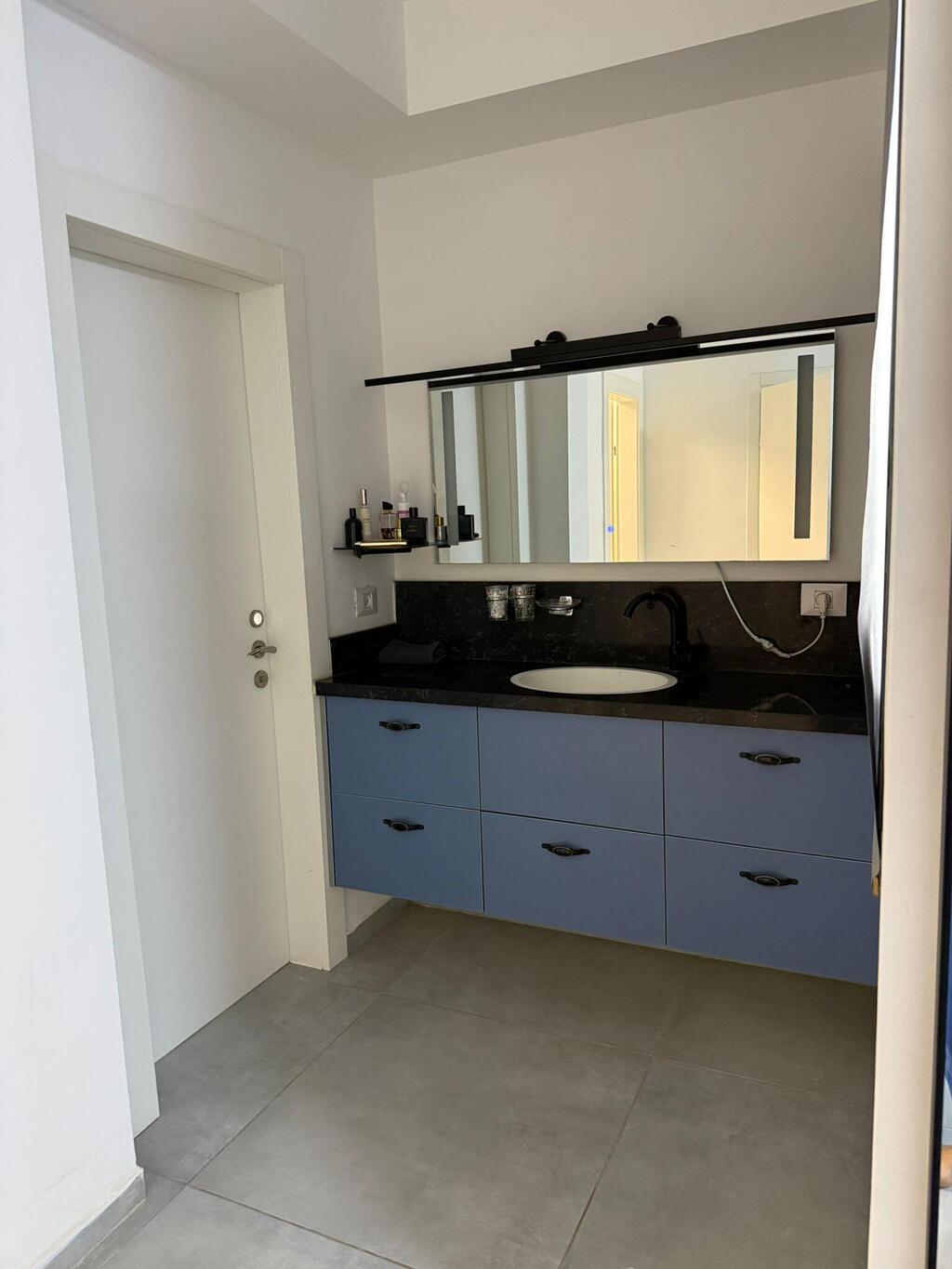 הכיור שנמצא מחוץ לחדר הרחצה ומשמש את דניאלה לאיפור וטיפוח (צילום: קווין רובין ודניאלה קריסטיה) הבית של קווין רובין ודניאלה קריסטיה