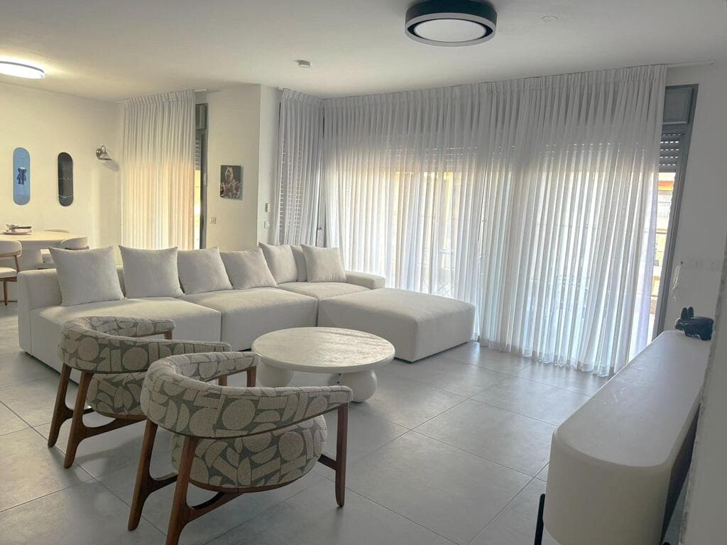 הבית של קווין רובין ודניאלה קריסטיה. סלון בהיר שלא מפחדים ללכלך (צילום: קווין רובין ודניאלה קריסטיה) הבית של קווין רובין ודניאלה קריסטיה