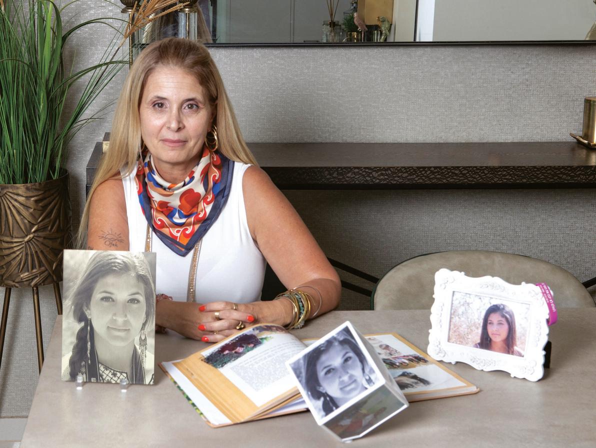 שרית כהן עם תמונותיה של שחר (צילום: גיל נחושתן) שרית כהן