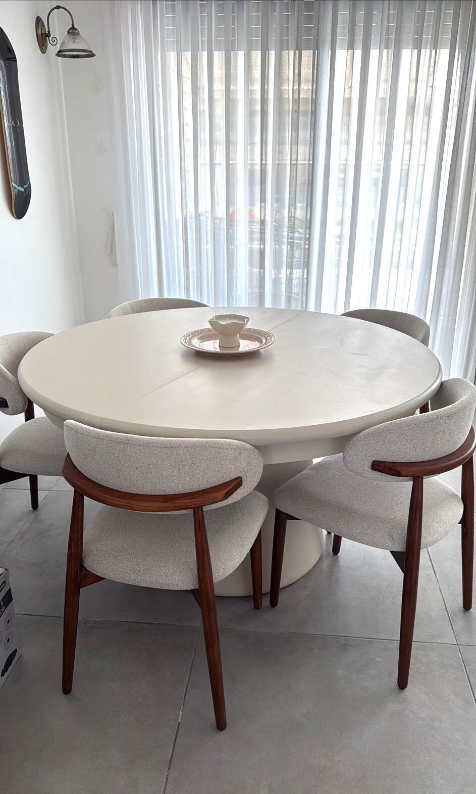 פינת האוכל העגולה שנפתחת לענקית (צילום: קווין רובין ודניאלה קריסטיה) פינת האוכל העגולה