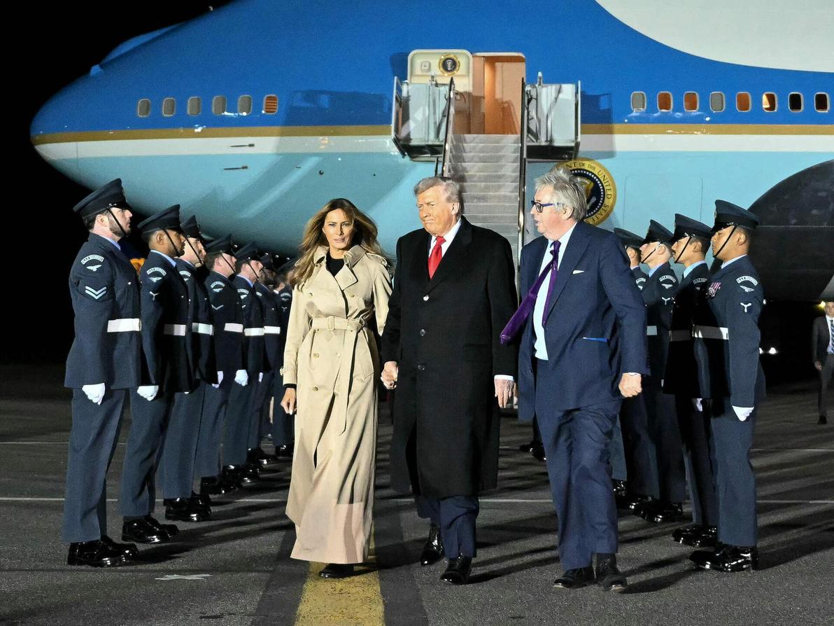 דונלד ומלניה טראמפ נוחתים באייר פורס 1 בבריטניה, 2025