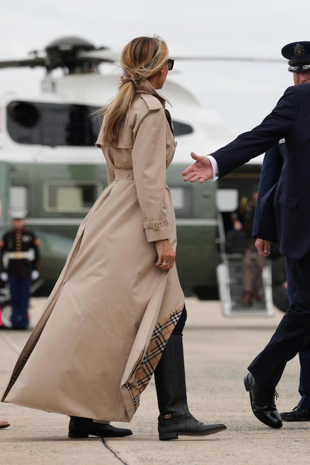 דונלד ומלניה טראמפ עולים על מטוס אייר פורס 1 בדרך לבריטניה, 2025