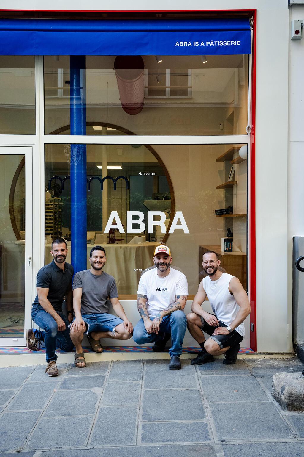 הצוות של ABRA: משמאל לימין: האדריכל ניקולאה פראנס, מעצב הפנים רון פרום, הקונדיטור טל שפיגל והשותף ג’רום לקורטואה.