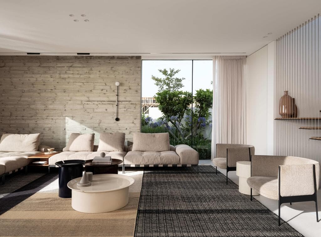 קיר בטון חשוף לצד ויטרינת זכוכית מעודנת (צילום: אלון ברהום) בית פרטי בקיסריה. תכנון ועיצוב: ישראל נוטס