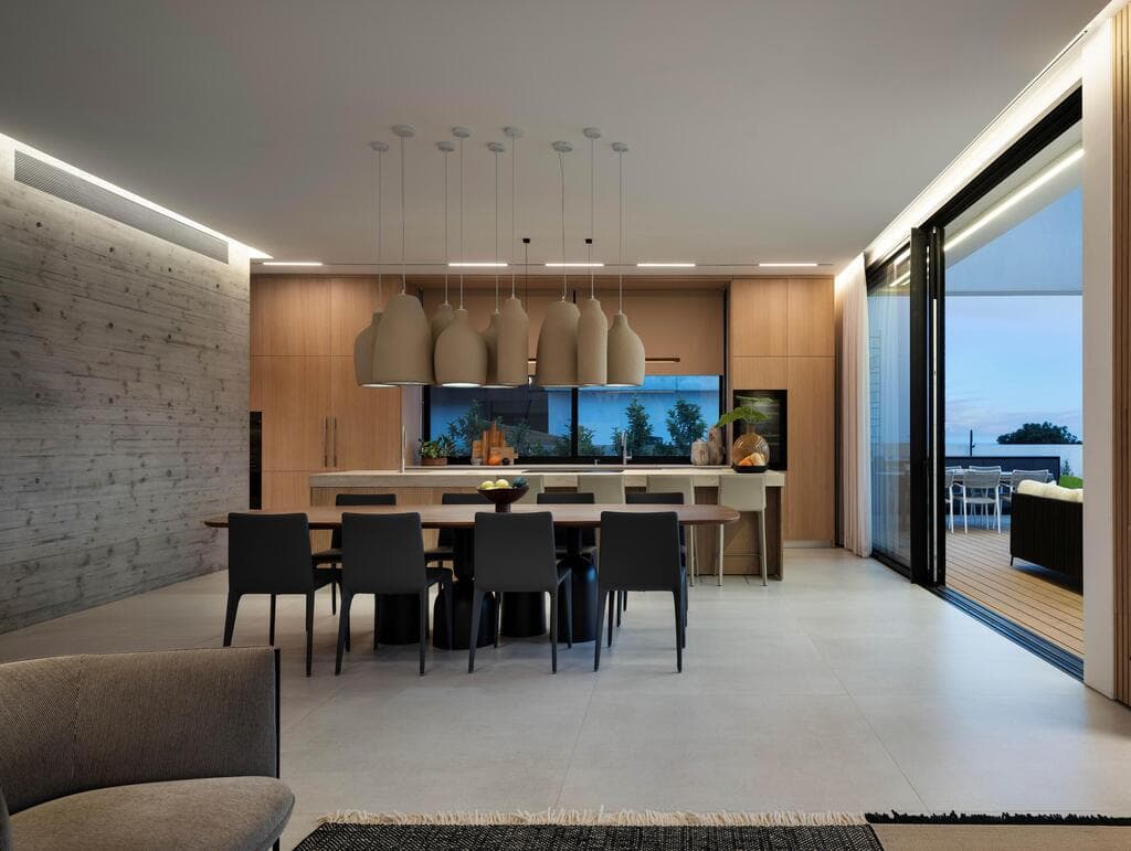 תלוי מקבץ של אהילים גדולים בגוון חום בהיר, במראה של כדים מרחפים (צילום: אלון ברהום) בית פרטי בקיסריה. תכנון ועיצוב: ישראל נוטס