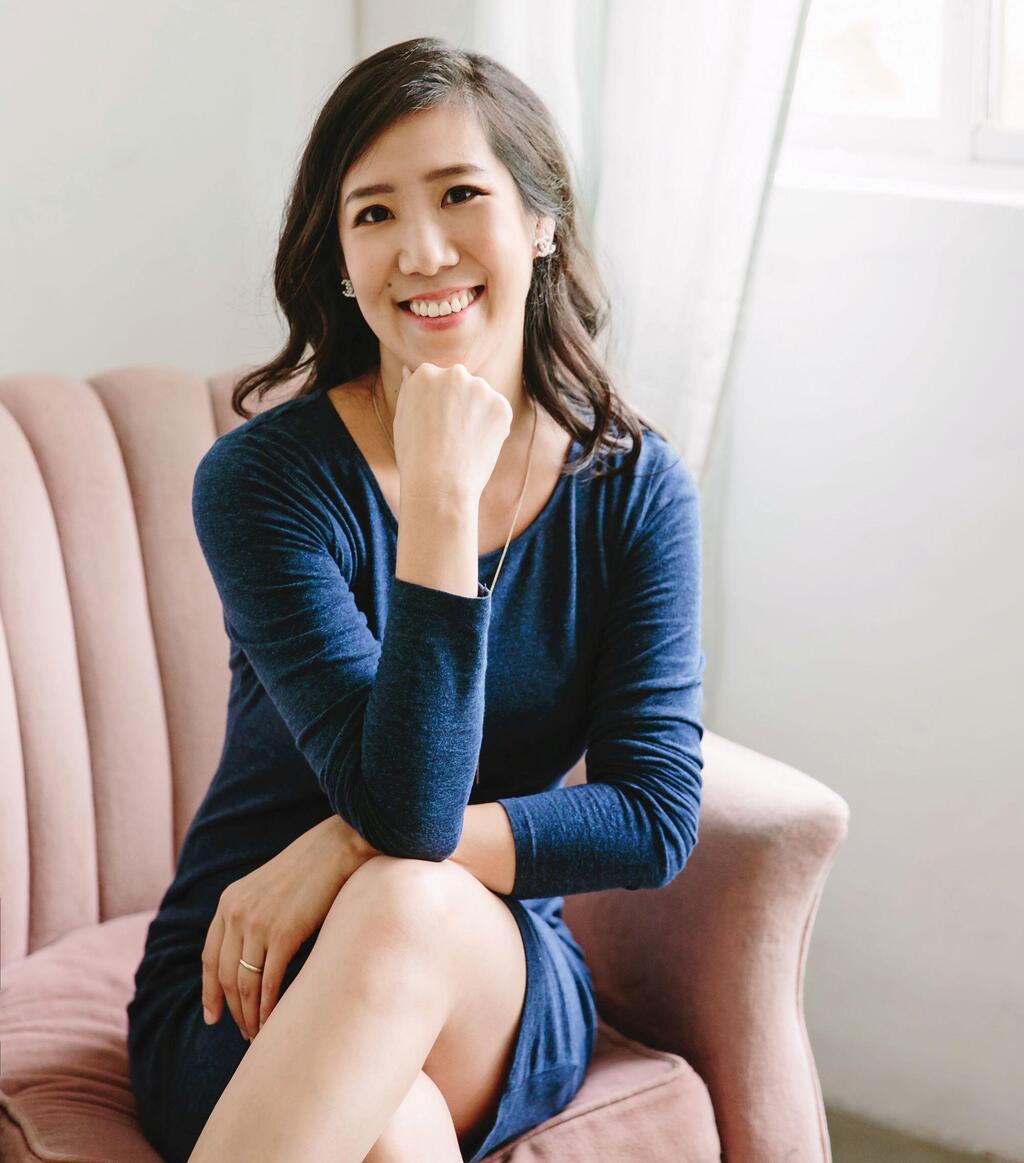 פרופ' לורה הואנג. למדה לפתח קשב מיוחד לרמזים עדינים, לקריאה בין השורות, להקשבה לתחושת הבטן ככלי לניווט בעולם 