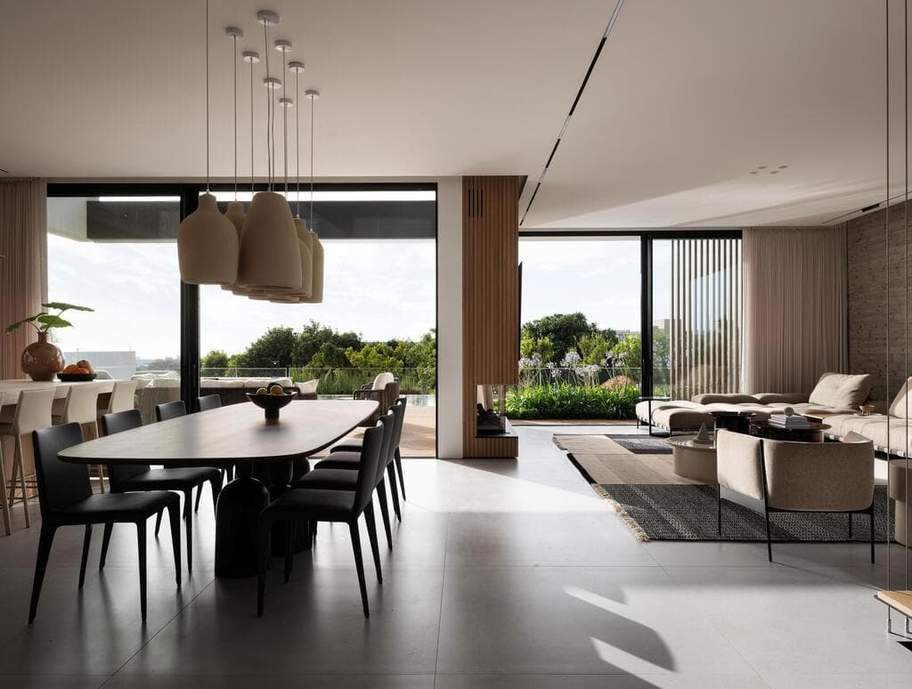 מעטפת בהירה בגוני חול וריהוט כהה ובהיר (צילום: אלון ברהום) בית פרטי בקיסריה. תכנון ועיצוב: ישראל נוטס