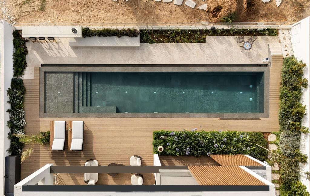 מבט מעל על החצר ועל הסביבה (צילום: אלון ברהום) בית פרטי בקיסריה. תכנון ועיצוב: ישראל נוטס