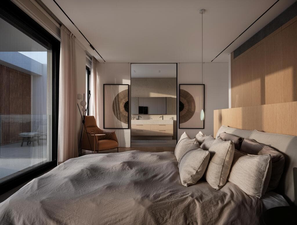 חדר השינה הזוגי בקומה העליונה (צילום: אלון ברהום) בית פרטי בקיסריה. תכנון ועיצוב: ישראל נוטס