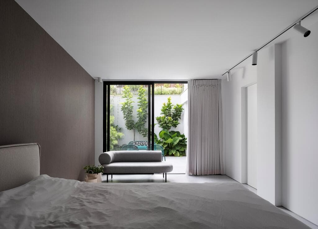 חלל אירוח במרתף, כולל חצר חפורה המבטיחה שפע אור (צילום: אלון ברהום) בית פרטי בקיסריה. תכנון ועיצוב: ישראל נוטס