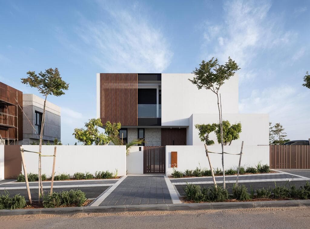 החזית הפונה לרחוב (צילום: אלון ברהום) בית פרטי בקיסריה. תכנון ועיצוב: ישראל נוטס