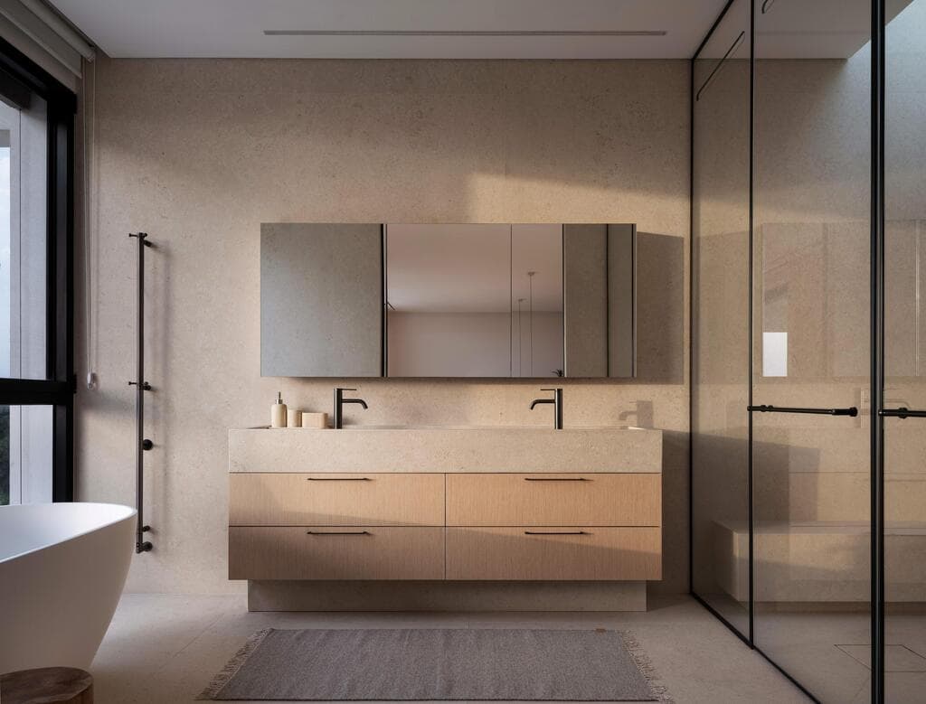 חדר הרחצה של בני הזוג (צילום: אלון ברהום) בית פרטי בקיסריה. תכנון ועיצוב: ישראל נוטס