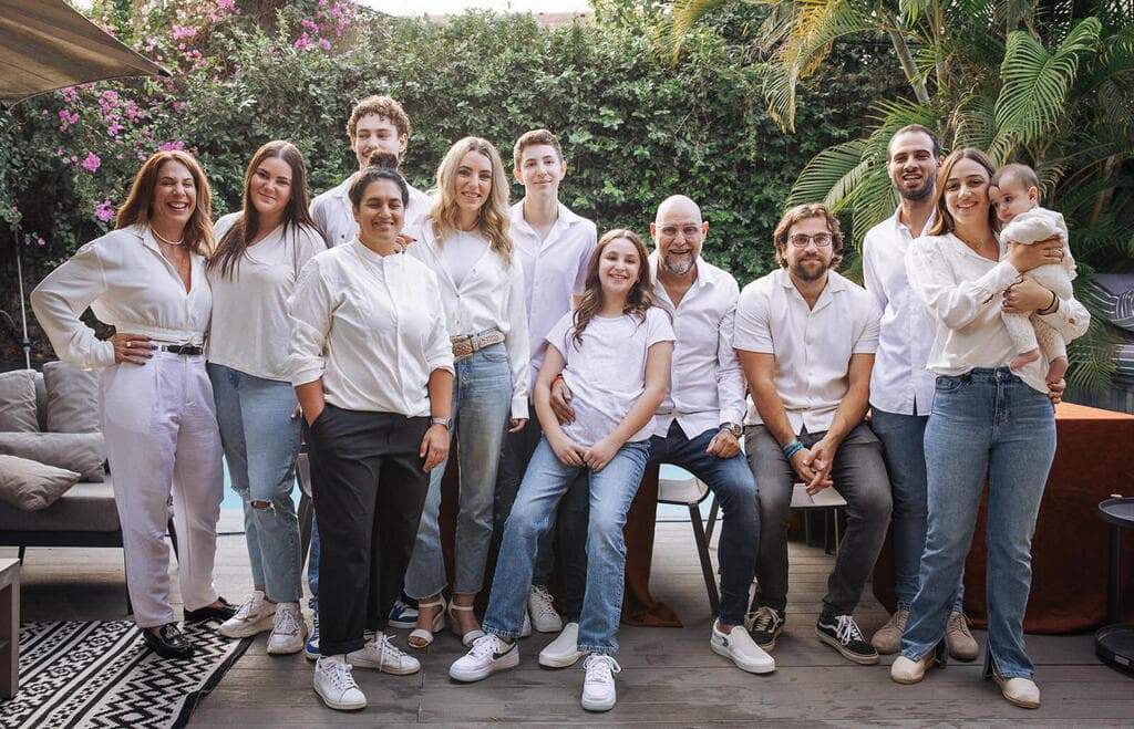 משפחת הדר-גנון: צביקה וליאת, הילדים שלו ושלה, הילדים המשותפים, בני זוג ואחת הנכדות (צילום: רותי מנדל) משפחת הדר: צביקה וליאת, הילדים שלו ושלה, הילדים המשותפים, בני זוג ואחת הנכדות