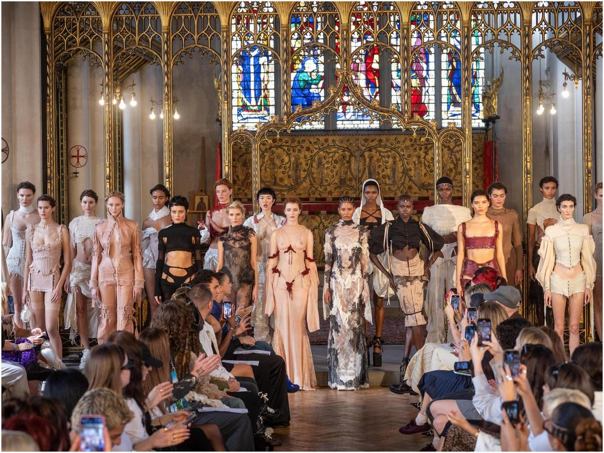 תצוגת אביב-קיץ 2026 של דרימינג אלי בשבוע האופנה בלונדון