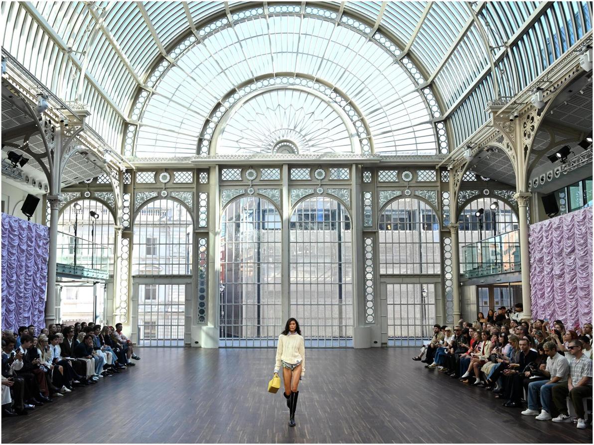 תצוגת אביב-קיץ 2026 של Mithridate בשבוע האופנה בלונדון