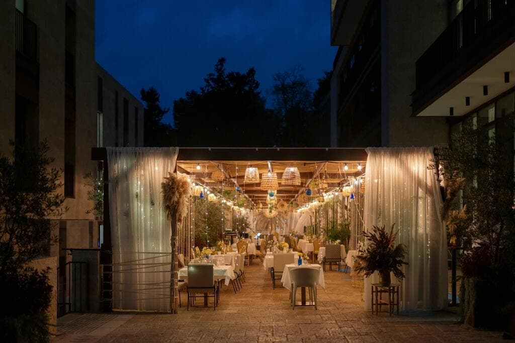 סוכה ענקית במלון תיאטרון ירושלים