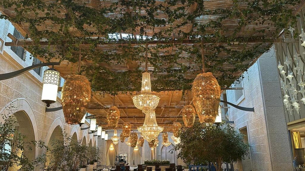 הסוכה התלויה הגדולה בעולם במלון וולדורף אסטוריה