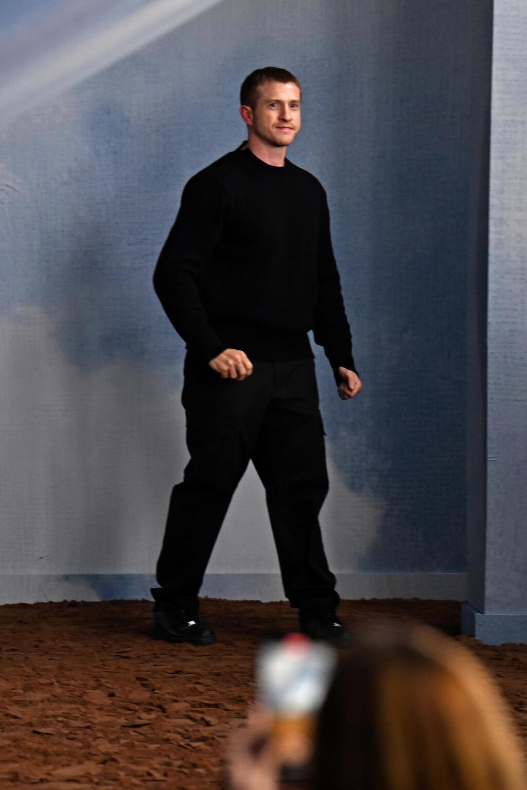 דניאל לי בתצוגת אביב-קיץ 2026 של ברברי בשבוע האופנה בלונדון