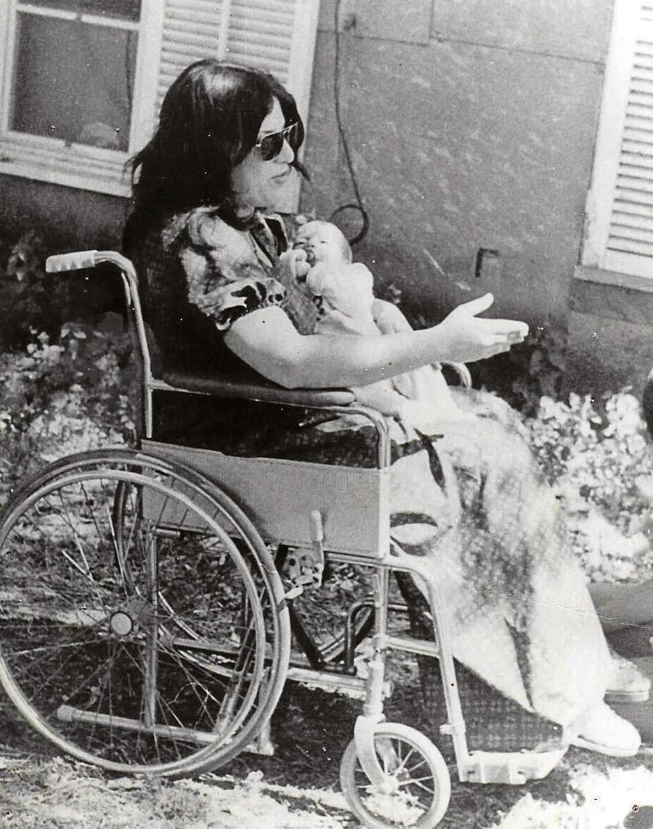 אמא בכיסא גלגלים