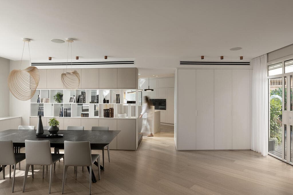 המטבח, פינת האוכל וגם המדרגות (צילום: גדעון לוין) בית פרטי למשפחה חרדית בירושלים, עיצוב: קרן אטלס דרור