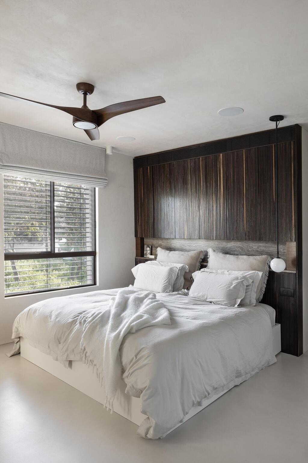 חדר השינה - בהיר עם כהה דרמטי כהה (צילום: איתי בנית) בית בתכנון האדריכלית איילת פרי שרון