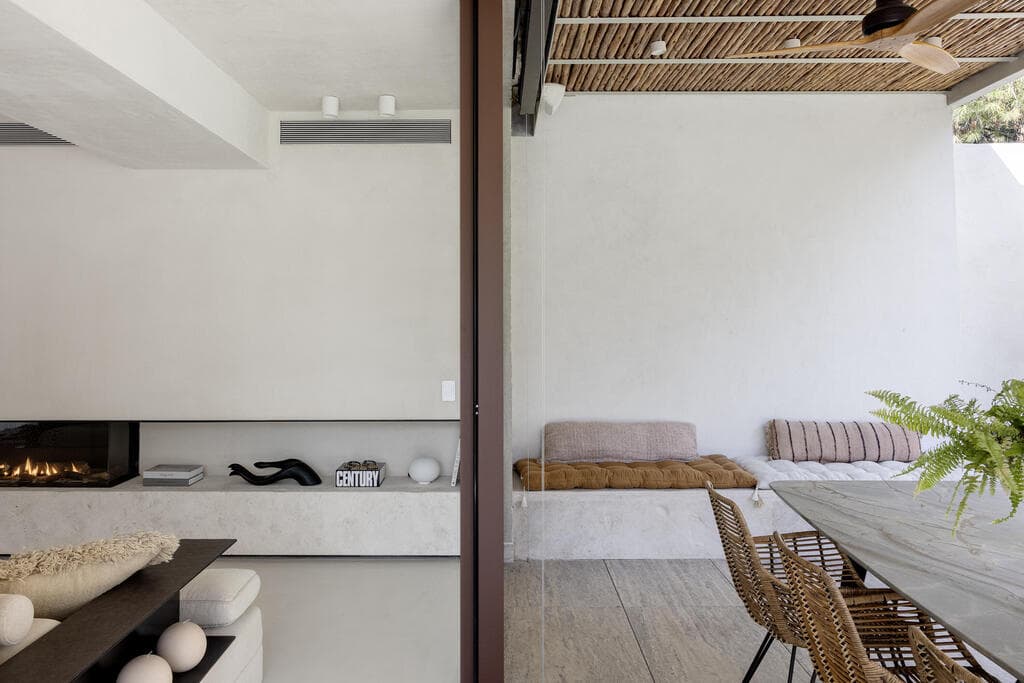 דגש על חומרים במצב חשוף. ספסל שמתחיל בפנים וממשיך החוצה (צילום: איתי בנית) בית בתכנון האדריכלית איילת פרי שרון