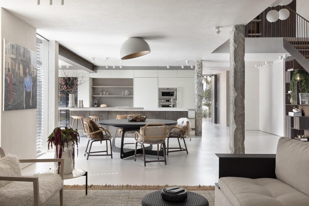 המטבח והעמודים שנותרו (צילום: איתי בנית) בית בתכנון האדריכלית איילת פרי שרון