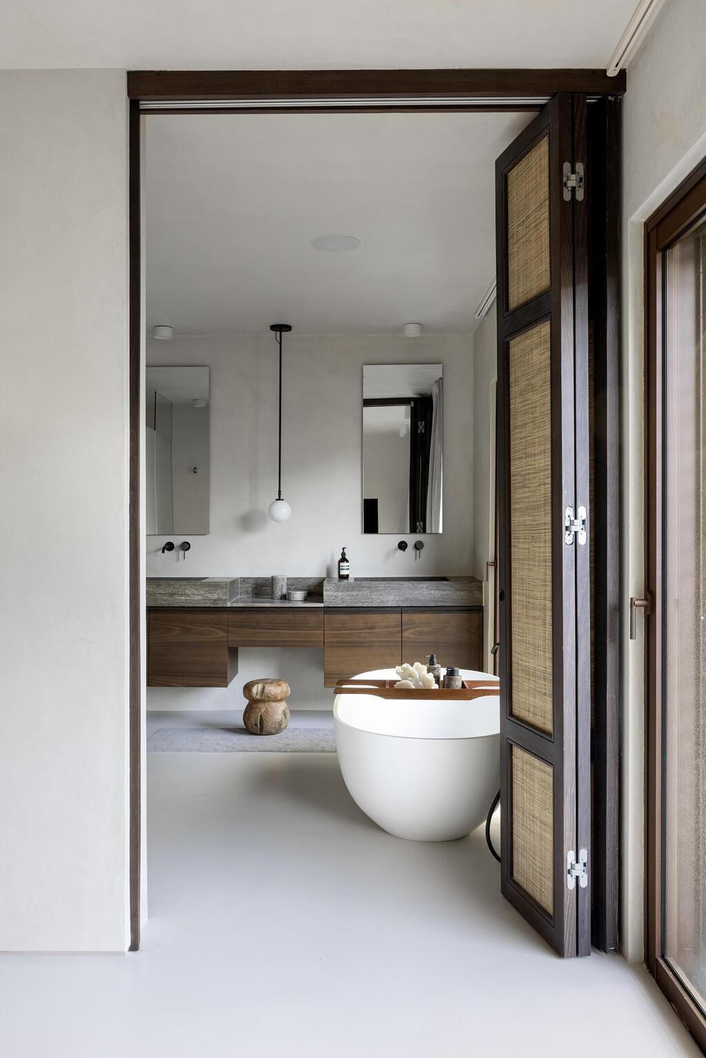 חדר הרחצה הזוגי מופרד בדלת אקורדיון בתכנון ייחודי (צילום: איתי בנית) בית בתכנון האדריכלית איילת פרי שרון