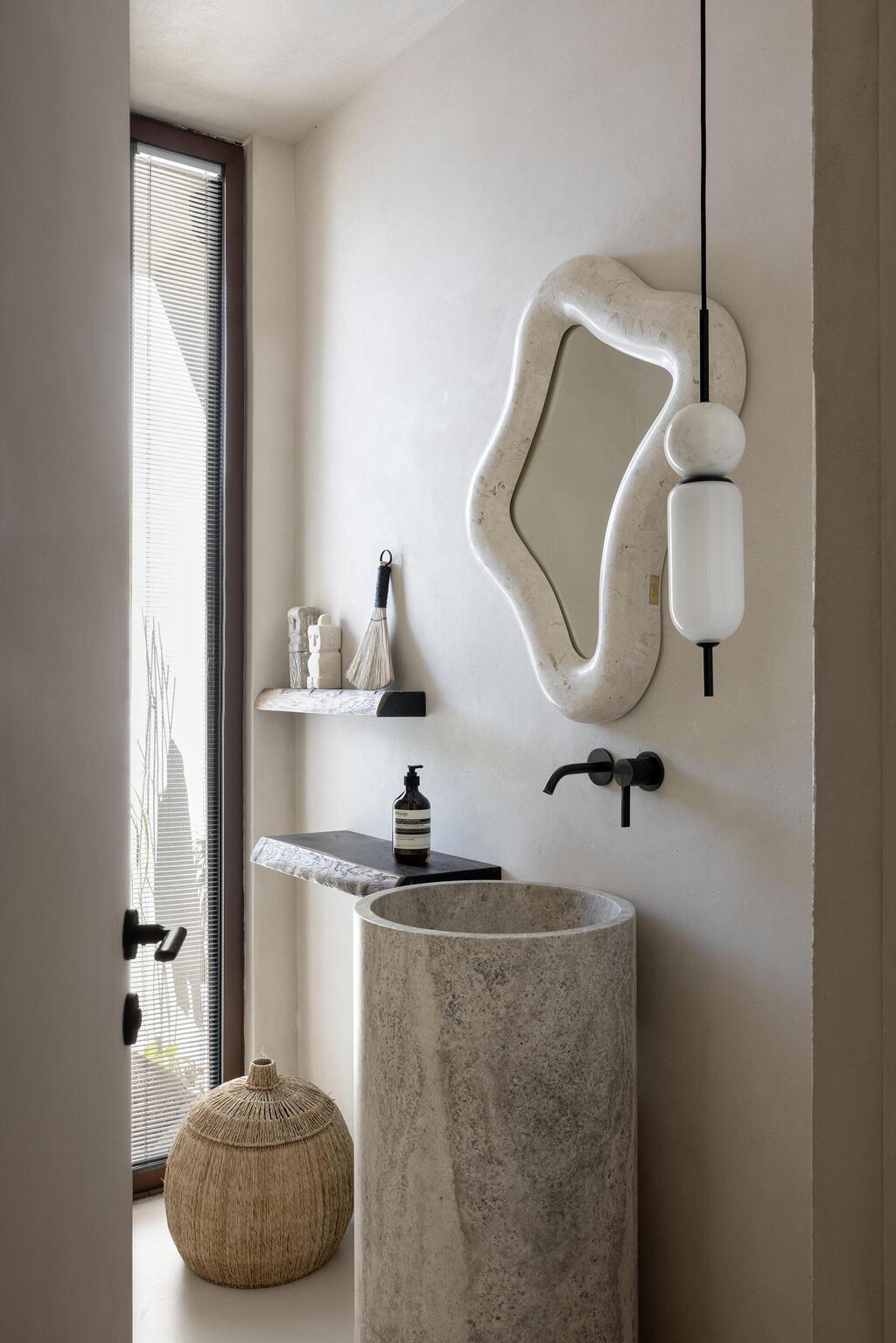 שירותי האורחים במוטיב אבן גולמית (צילום: איתי בנית) בית בתכנון האדריכלית איילת פרי שרון