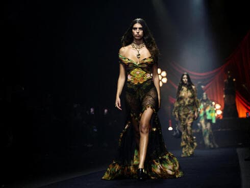 סאן מזרחי בתצוגת אביב-קיץ 2026 של אטרו