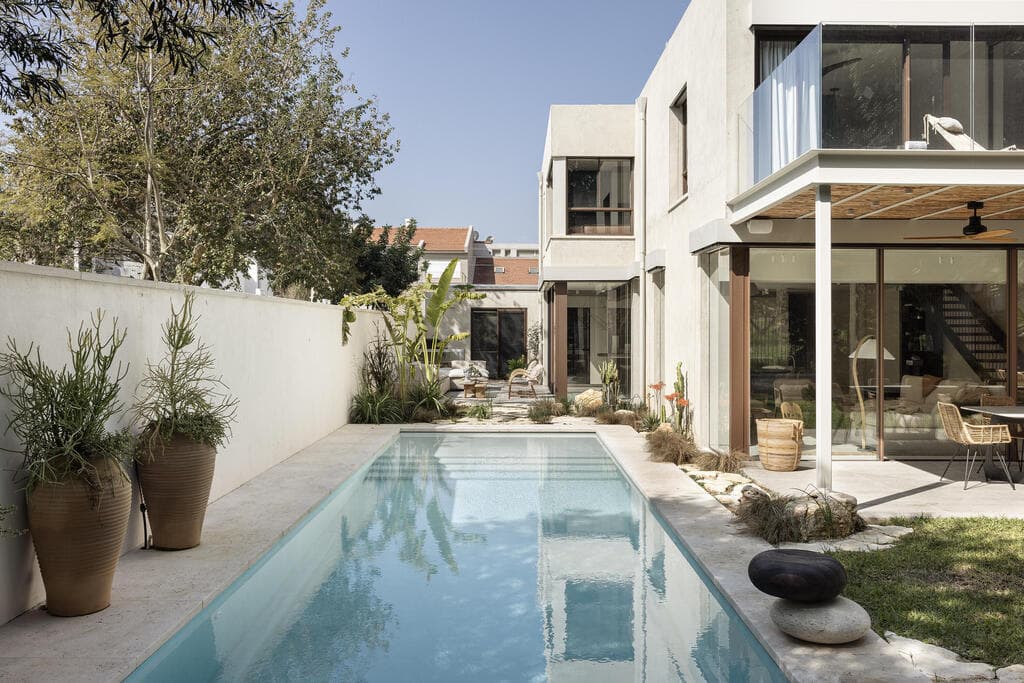 חיפוי הבריכה עשוי טיח טדלק (צילום: איתי בנית) בית בתכנון האדריכלית איילת פרי שרון