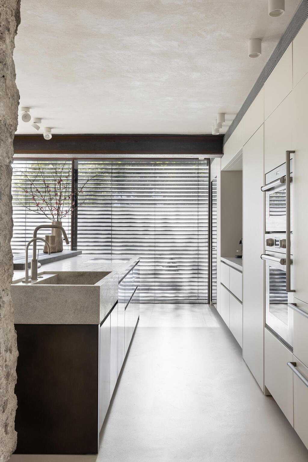 צלע בהירה ומולה צלע כהה (צילום: איתי בנית) בית בתכנון האדריכלית איילת פרי שרון